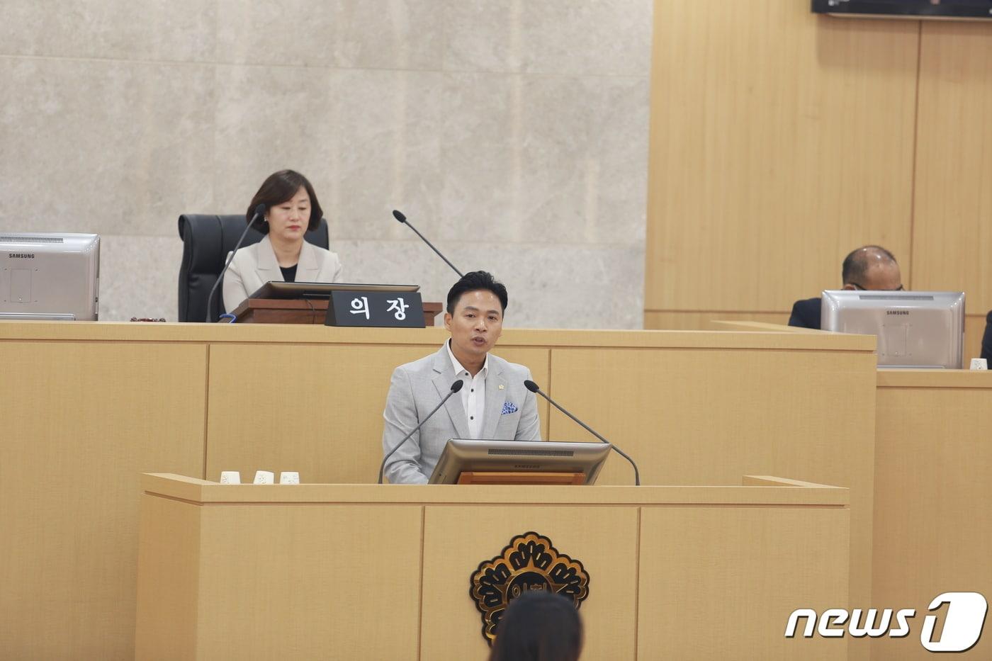 은봉희 광주 남구의원이 24일 열린 남구의회 정례회에서 '진월복합운동장' 문제를 지적하고 있다.(광주 남구의회 제공) 2023.4.24/뉴스1