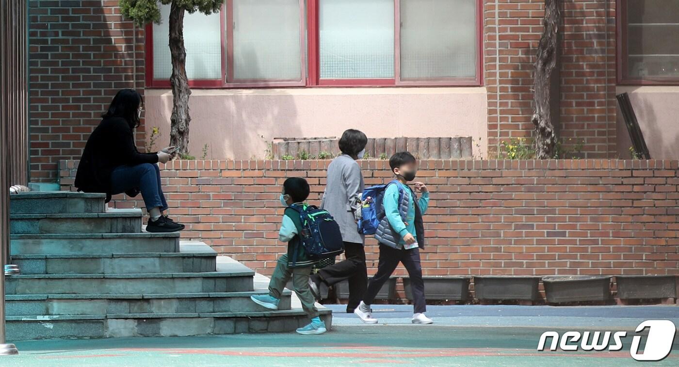 교육부는 24일 이 같은 내용을 담은 ‘중장기(2024~2027년) 초·중등 교과 교원 수급계획’을 발표했다. 사진은 이날 오후 서울의 한 초등학교에서 학생들이 하교하는 모습. 2023.4.24/뉴스1 ⓒ News1 박지혜 기자