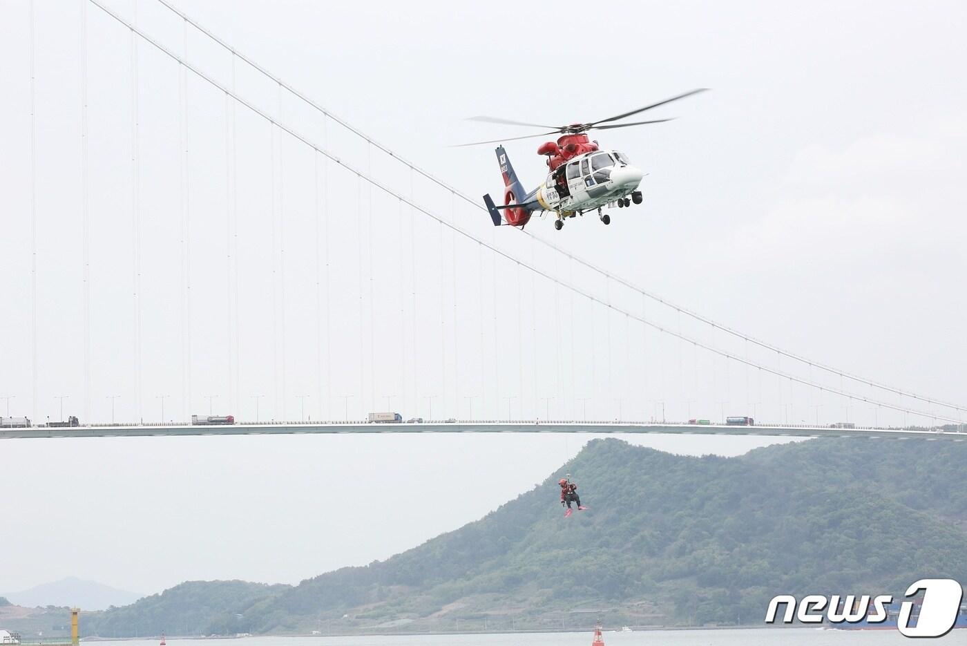본문 이미지 - 24일 여수광양항만공사와 해경, 소방서가 광양항 중마일반부두에서 사전예고 없이 유관기관 합동 인명구조 훈련을 실시했다(여수광양항만공사 제공)2023.4.24/ 