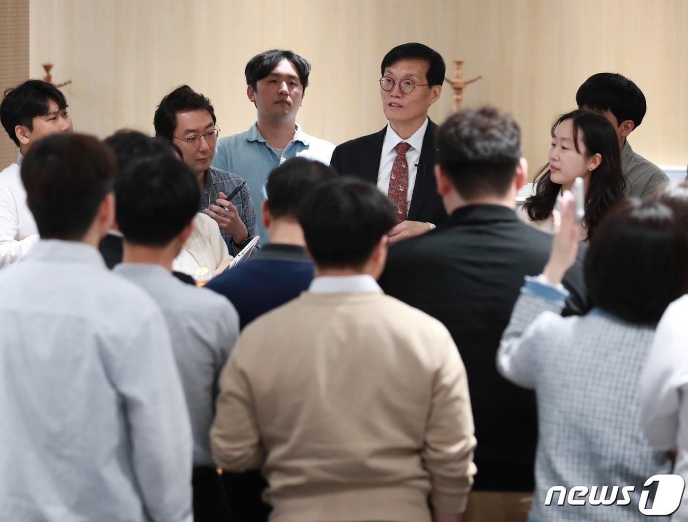 본문 이미지 - 이창용 한국은행 총재가 24일 서울 중구 한국은행 본관에서 본부 재입주를 기념해 기자실을 방문, 출입기자단과 대화하고 있다. /뉴스1