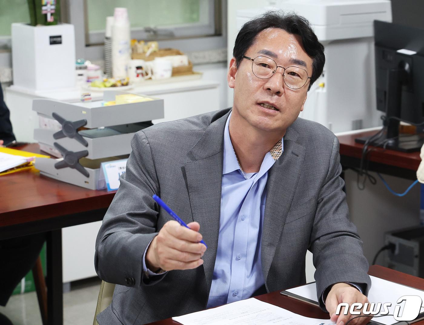 본문 이미지 - 정명근 화성시장이 24일 오후 경기 화성시 동탄1동행정복지센터에 마련된 전세피해방지 지원상담센터를 방문해 원희룡 국토교통부 장관과 화성시 전세피해 방지 추지현황을 살펴본 후 발언하고 있다. &#40;공동취재&#41; 2023.4.24/뉴스1 ⓒ News1 김영운 기자