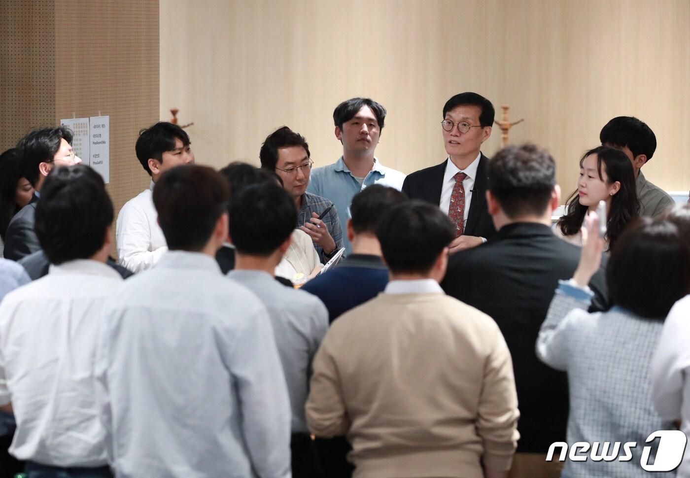 본문 이미지 - 이창용 한국은행 총재가 24일 서울 중구 한국은행 본관에서 본부 재입주를 기념해 기자실을 방문, 출입기자단과 대화하고 있다. /뉴스1
