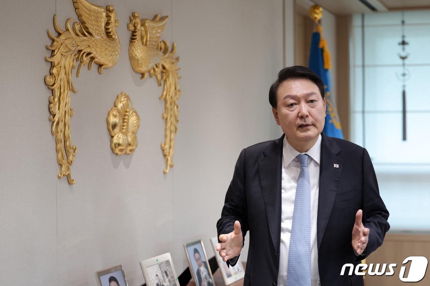 본문 이미지 - 윤석열 대통령이 미국 순방을 앞두고 용산 대통령실 청사 집무실에서 워싱턴포스트와 인터뷰를 하고 있다. (대통령실 제공) 2023.4.24/뉴스1 ⓒ News1 오대일 기자