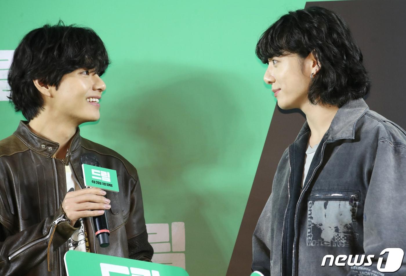 본문 이미지 - 방탄소년단(BTS) 뷔와 정국(오른쪽). 2023.4.24/뉴스1 ⓒ News1 권현진 기자