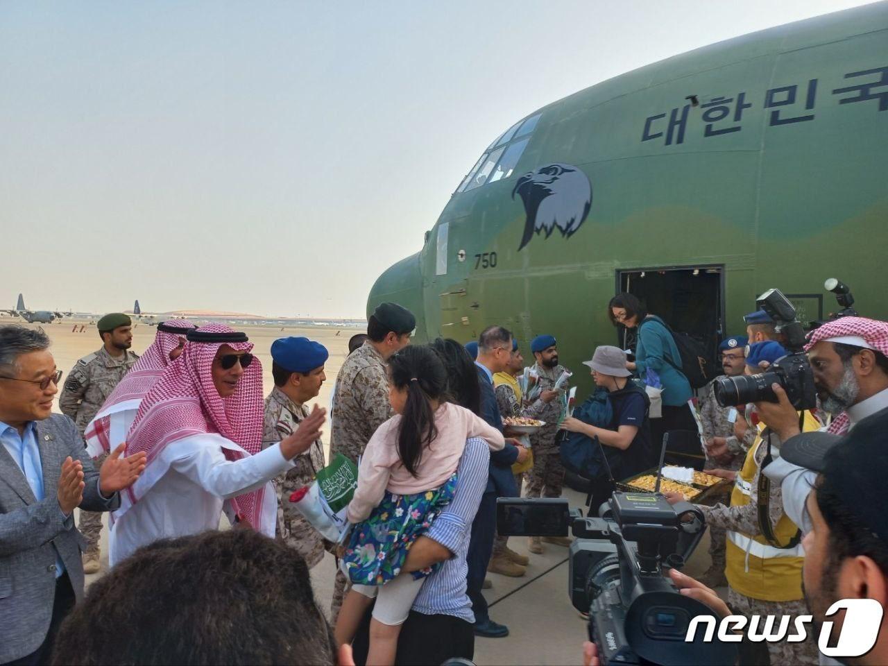 본문 이미지 - 무력 충돌이 발생한 수단에 체류 중이던 우리 교민들이 24일(현지시간) 사우디아라비아 제다에서 대형 수송기 KC-330에 탑승하고 있다. (대통령실 제공) 2023.4.25/뉴스1 ⓒ News1 안은나 기자