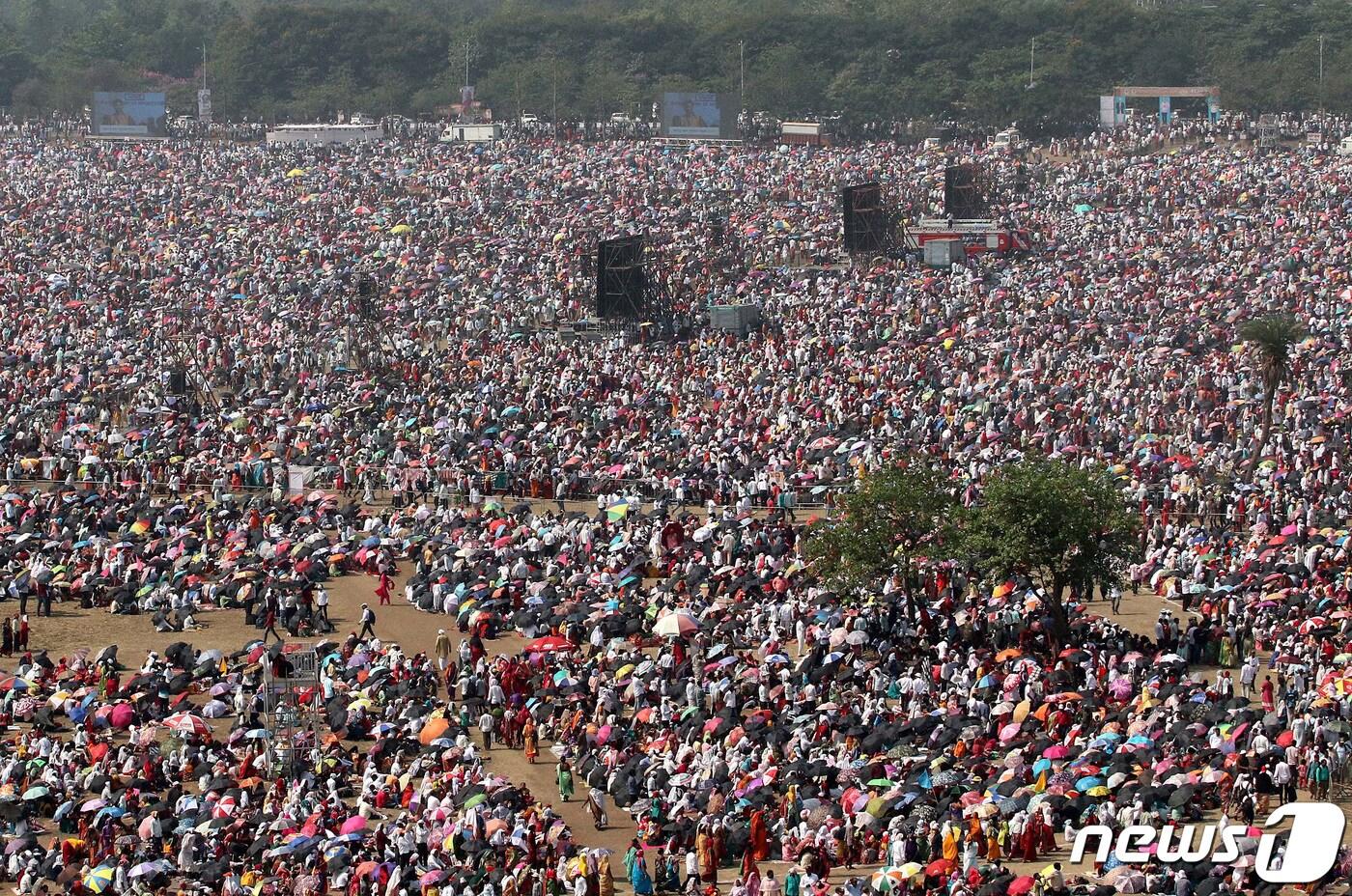 지난 16일 인도 뭄바이에서 열린 한 행사에 참여한 사람들 2023.4.23 ⓒ 로이터=뉴스1 ⓒ News1 정윤미 기자