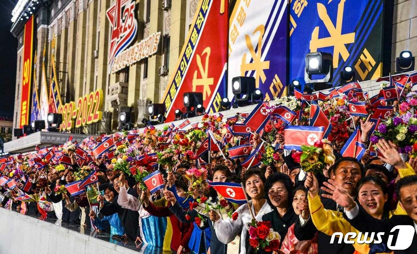 본문 이미지 - (평양 노동신문=뉴스1) = 북한 노동당 기관지 노동신문은 25일 조선인민혁명군 창건 91주년을 맞아 "항일 빨치산의 전통을 굳건히 계승한 혁명무력에 우리 혁명강군의 위력이 있고 백전백승의 근본원천이 있다"라고 보도했다. 사진은 지난해 조선인민혁명군 창건 90주년 열병식 모습. [국내에서만 사용가능. 재배포 금지. DB 금지. For Use Only in the Republic of Korea. Redistribution Prohibited] rodongphoto@news1.kr