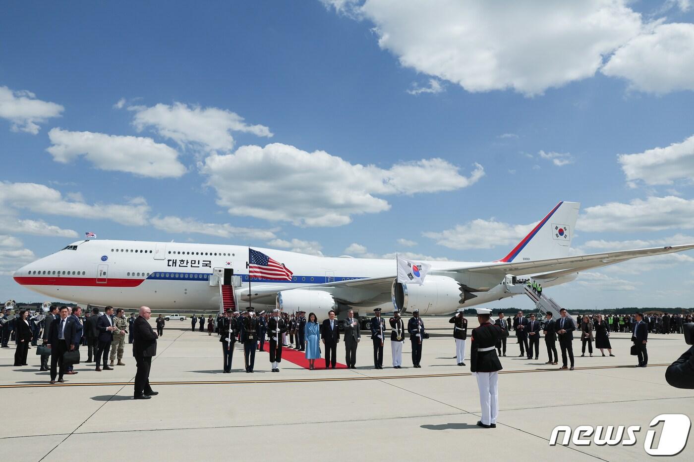 미국을 국빈 방문한 윤석열 대통령과 김건희 여사가 지난 24일(현지시간) 미국 워싱턴DC 인근 앤드루스 공군기지에 도착해 환영 행사를 하고 있다. (대통령실 홈페이지) 2023.4.25/뉴스1 ⓒ News1 오대일 기자
