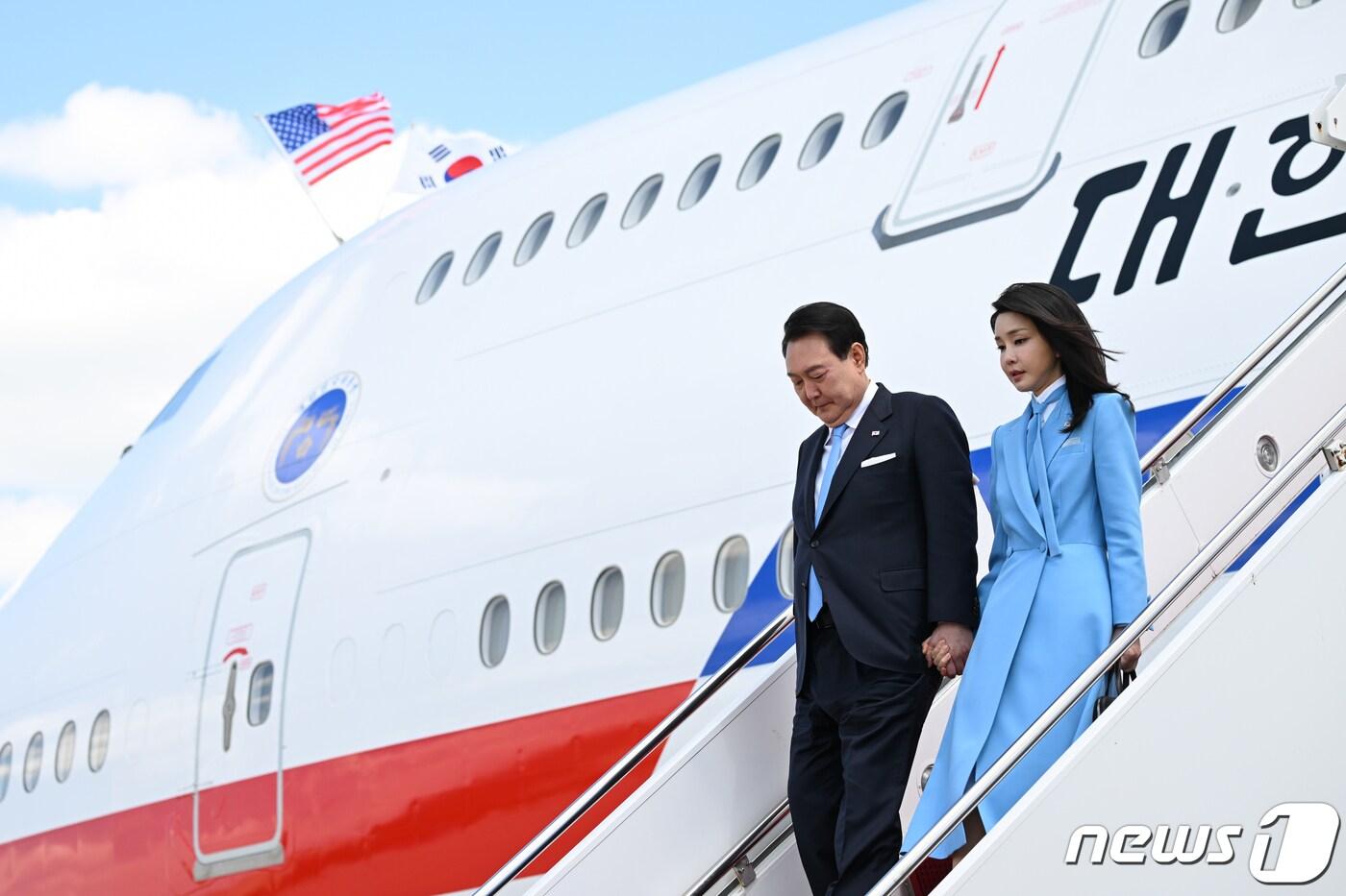 미국을 국빈 방문한 윤석열 대통령과 김건희 여사가 24일 오후(현지시간) 미국 워싱턴DC 인근 앤드루스 공군기지에 도착해 공군 1호기에서 내리고 있다. (대통령실 제공) 2023.4.25/뉴스1 ⓒ News1 오대일 기자