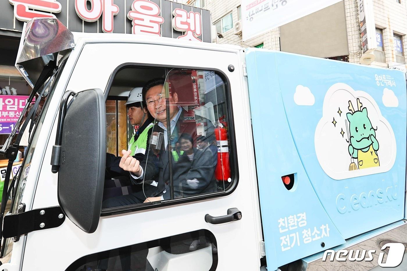본문 이미지 - 이상일 시장이 소형 전기 노면 청소차에 시승한 모습.(용인시 제공)