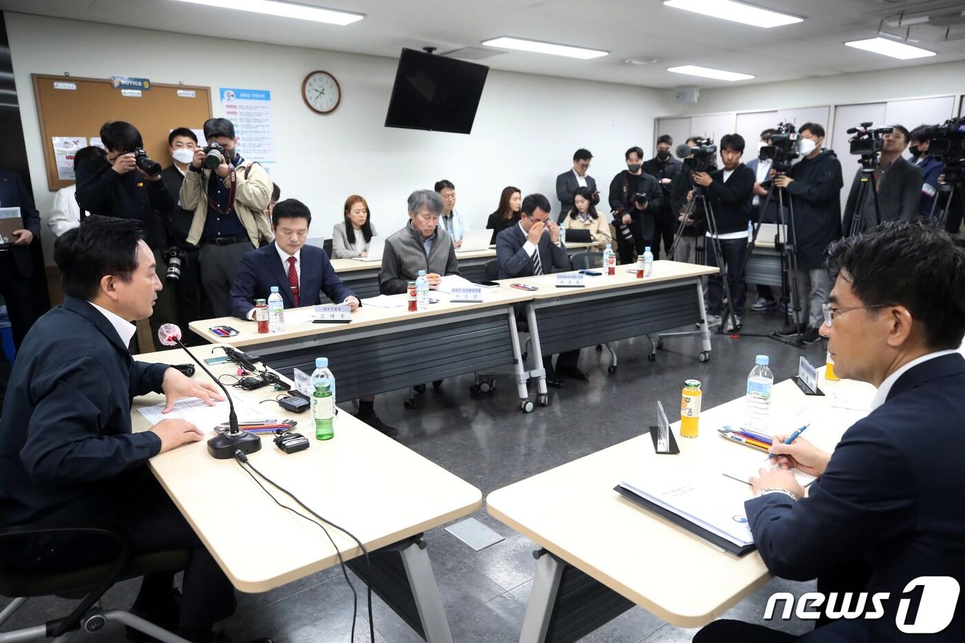 본문 이미지 - 원희룡 국토교통부 장관이 25일 오전 서울 강서구 전세피해지원센터에서 열린 임차인 재산보호와 주거 안정 지원을 위한 현장 간담회에 참석해 발언하고 있다. 2023.4.25/뉴스1 ⓒ News1 이승배 기자
