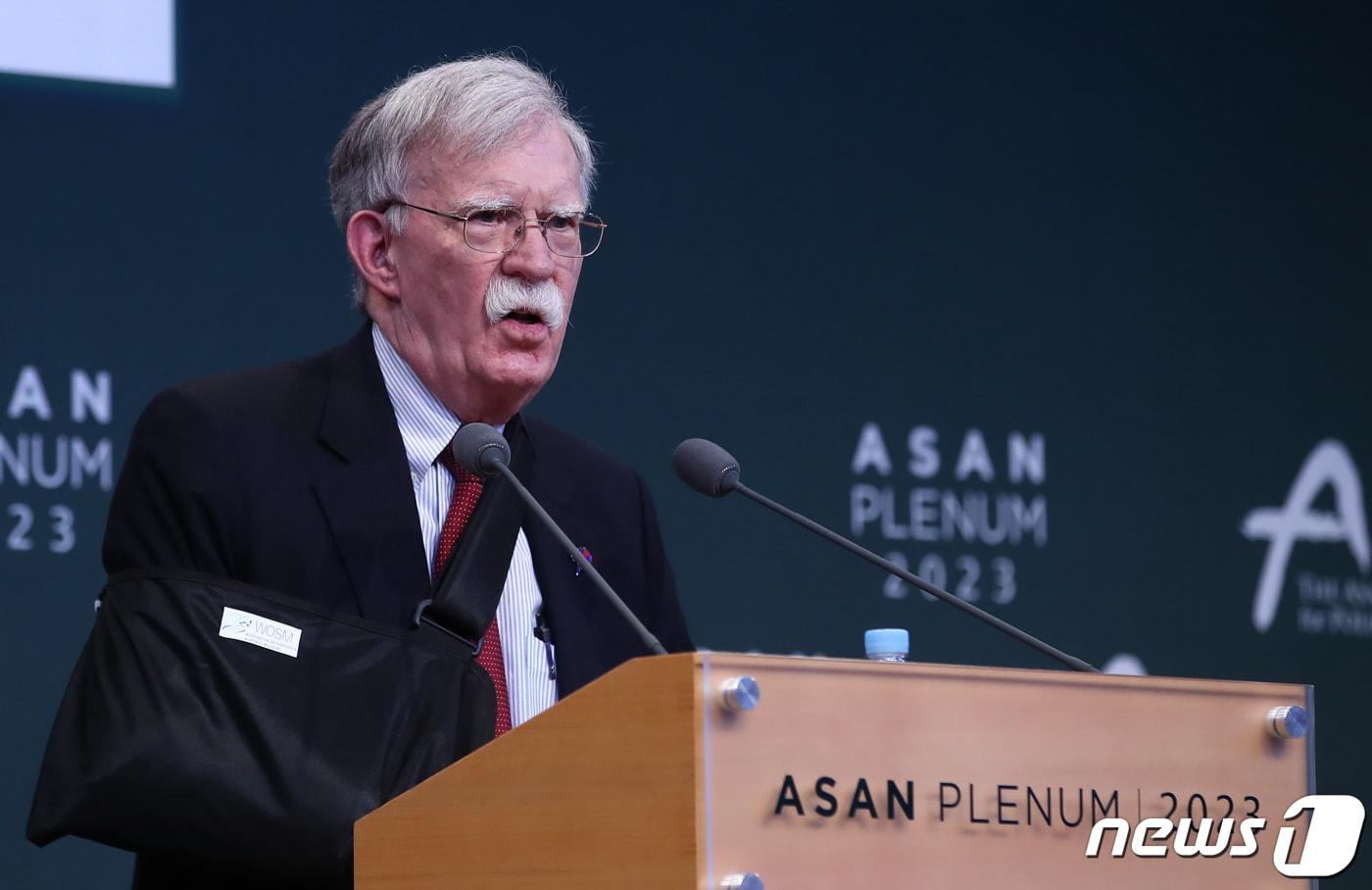 본문 이미지 - 존 볼턴 전 미국 백악관 국가안보보좌관이 25일 서울 용산구 그랜드하얏트 서울에서 '한미동맹 70년과 그 이후'를 주제로 열린 '2023 아산 플래넘'에서 기조연설을 하고 있다. 2023.4.25/뉴스1 ⓒ News1 김민지 기자