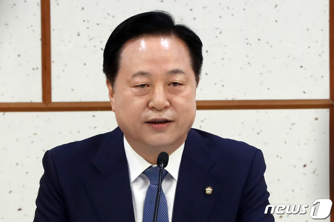 본문 이미지 - 김두관 더불어민주당 원내대표 후보자가 25일 오전 서울 여의도 국회의원회관에서 열린 '원내대표 선거 후보자 합동토론회'에서 발언을 하고 있다. 2023.4.25/뉴스1 ⓒ News1 황기선 기자
