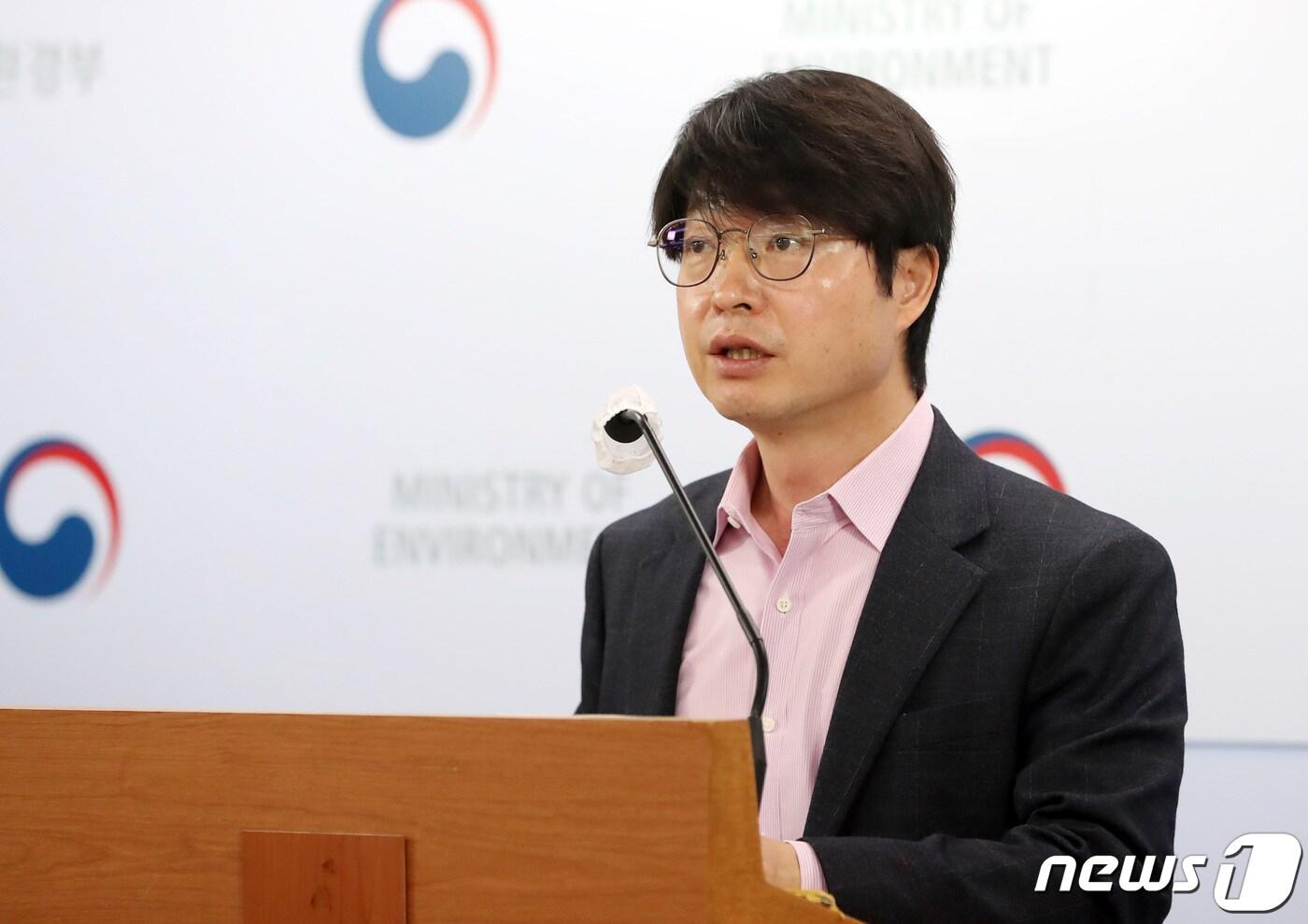 본문 이미지 - 윤태근 환경부 생활하수과장이 지난 25일 세종시 정부세종청사에서 바이오가스 장기 생산목표율 담은 바이오가스법 하위법령(안) 입법예고 내용을 발표하고 있다. 환경부는 유기성 폐자원(하수찌꺼기, 분뇨, 가축분뇨, 음식물 폐기류 등)으로 생산할 수 있는 바이오가스 최대 생산량을 2050년부터 80%의 생산목표율이 부여된다고 밝혔다. 2023.4.27/뉴스1 ⓒ News1 김기남 기자