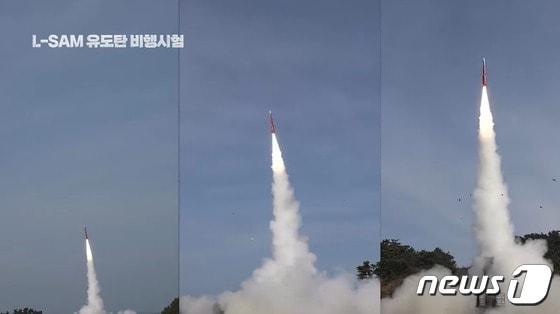 본문 이미지 - 장거리 지대공미사일(L-SAM) 유도탄 비행시험 (국방부 유튜브 캡처)