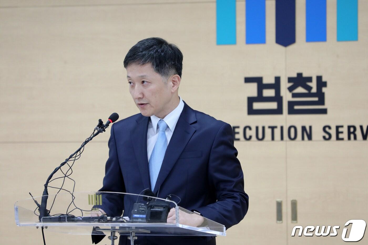 본문 이미지 - 단성한 서울남부지검 금융증권범죄합동수사단장이 25일 오후 서울 양천구 서울남부지방검찰청에서 암호화폐 '테라' 관련 신현성 전 차이코퍼레이션 총괄대표 불구속 기소 브리핑을 하고 있다. .2023.4.25/뉴스1 ⓒ News1 이승배 기자