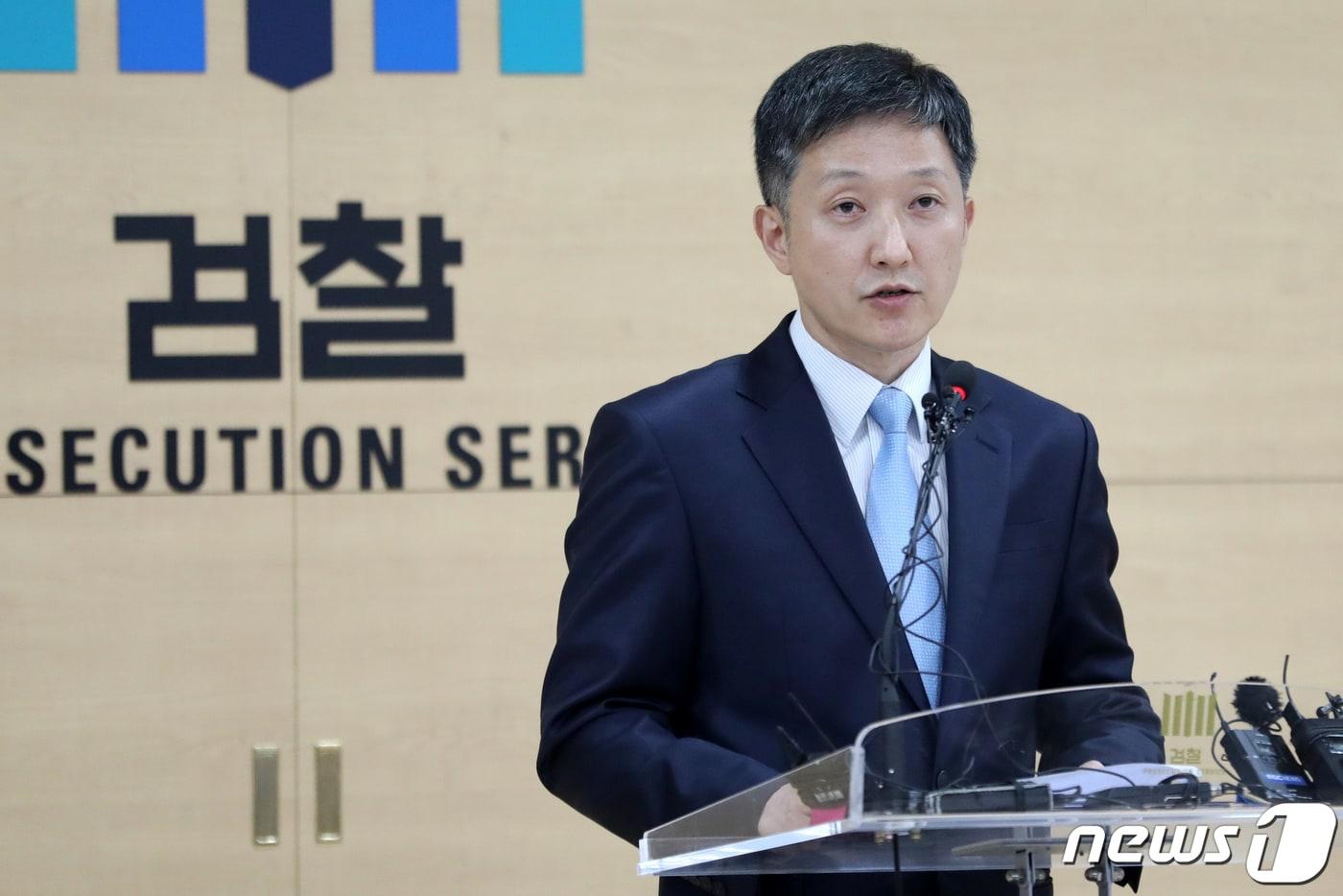 본문 이미지 - 단성한 서울남부지검 금융증권범죄합동수사단장이 25일 오후 서울 양천구 서울남부지방검찰청에서 암호화폐 '테라' 관련 신현성 전 차이코퍼레이션 총괄대표 불구속 기소 브리핑을 하고 있다. .2023.4.25/뉴스1 ⓒ News1 이승배 기자