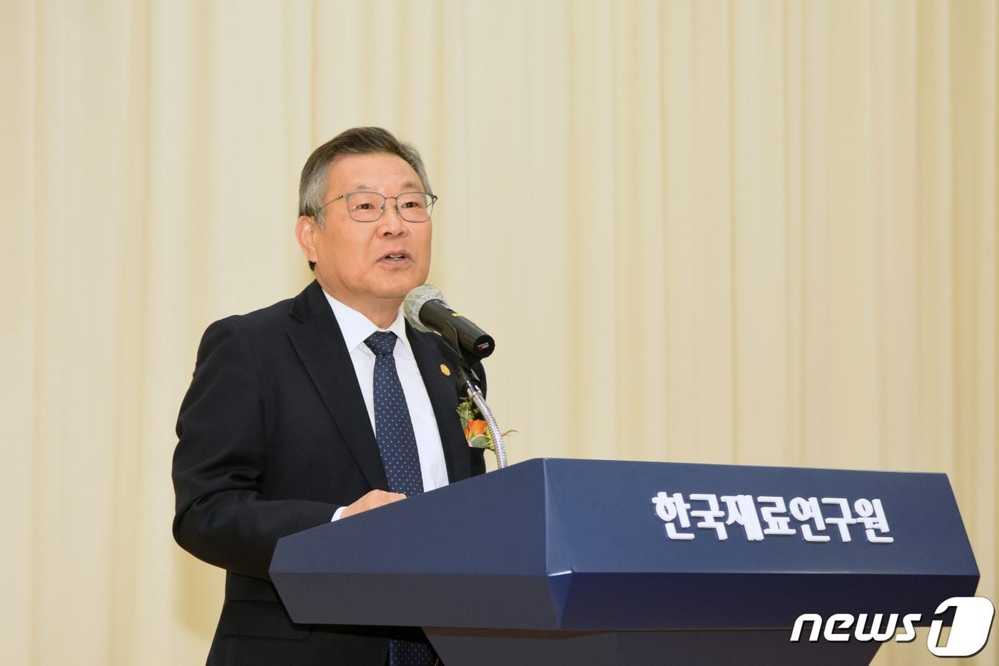 본문 이미지 - 이정환 한국재료연구원장이 25일 재료연에서 열린 창립 16주년 기념식에서 기념사를 하고 있다.(한국재료연 제공)