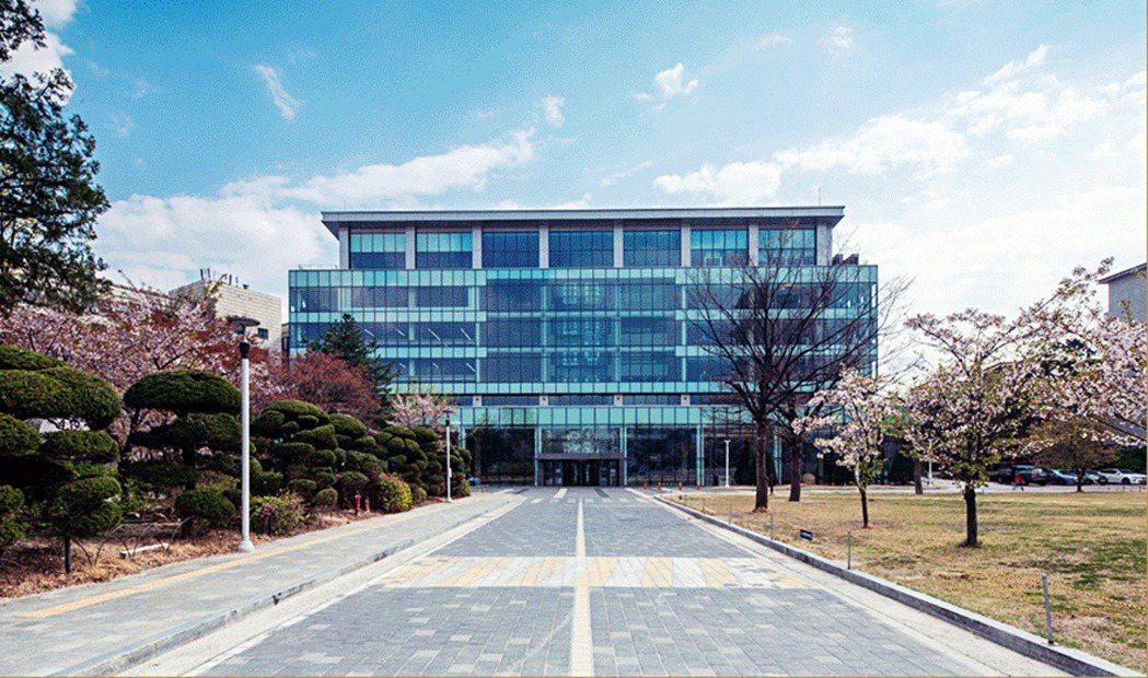 본문 이미지 - 지난 2020년5월 그린리모델링한 한국외대 도서관 전경.(한국외대 제공)