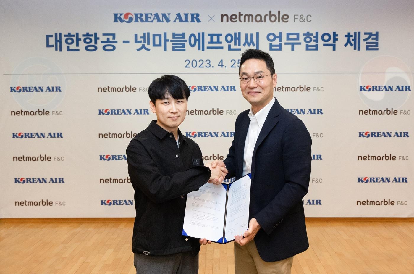 본문 이미지 - 서우원 넷마블에프앤씨 대표(왼쪽)와 장성현 대한항공 마케팅⬝IT부문 부사장이 기념촬영을 하고 있는 모습.(대한항공 제공)