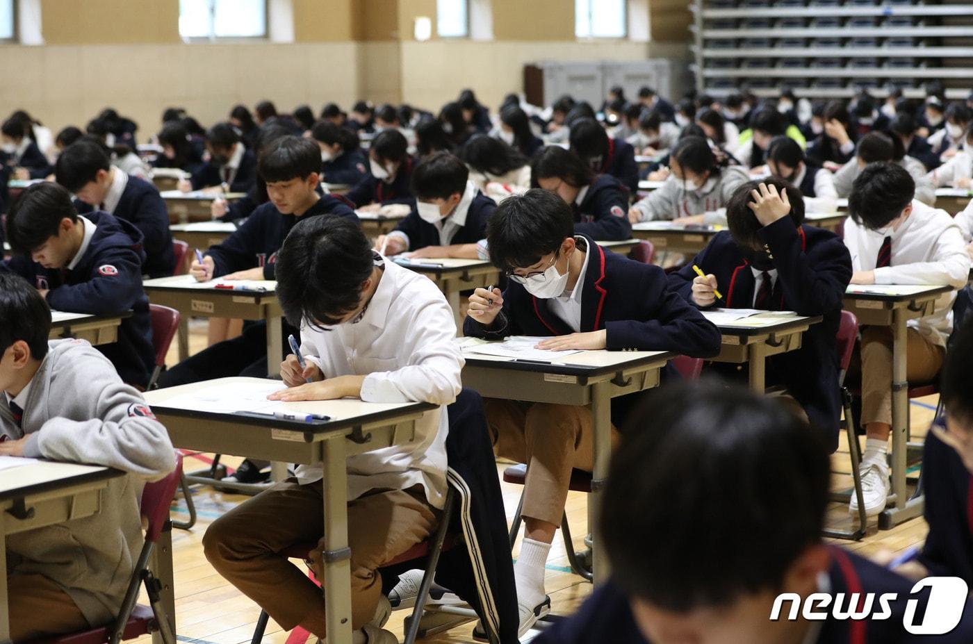 중간고사를 치르는 고교 1학년 학생들. (뉴스1DB) ⓒ News1 김영운 기자