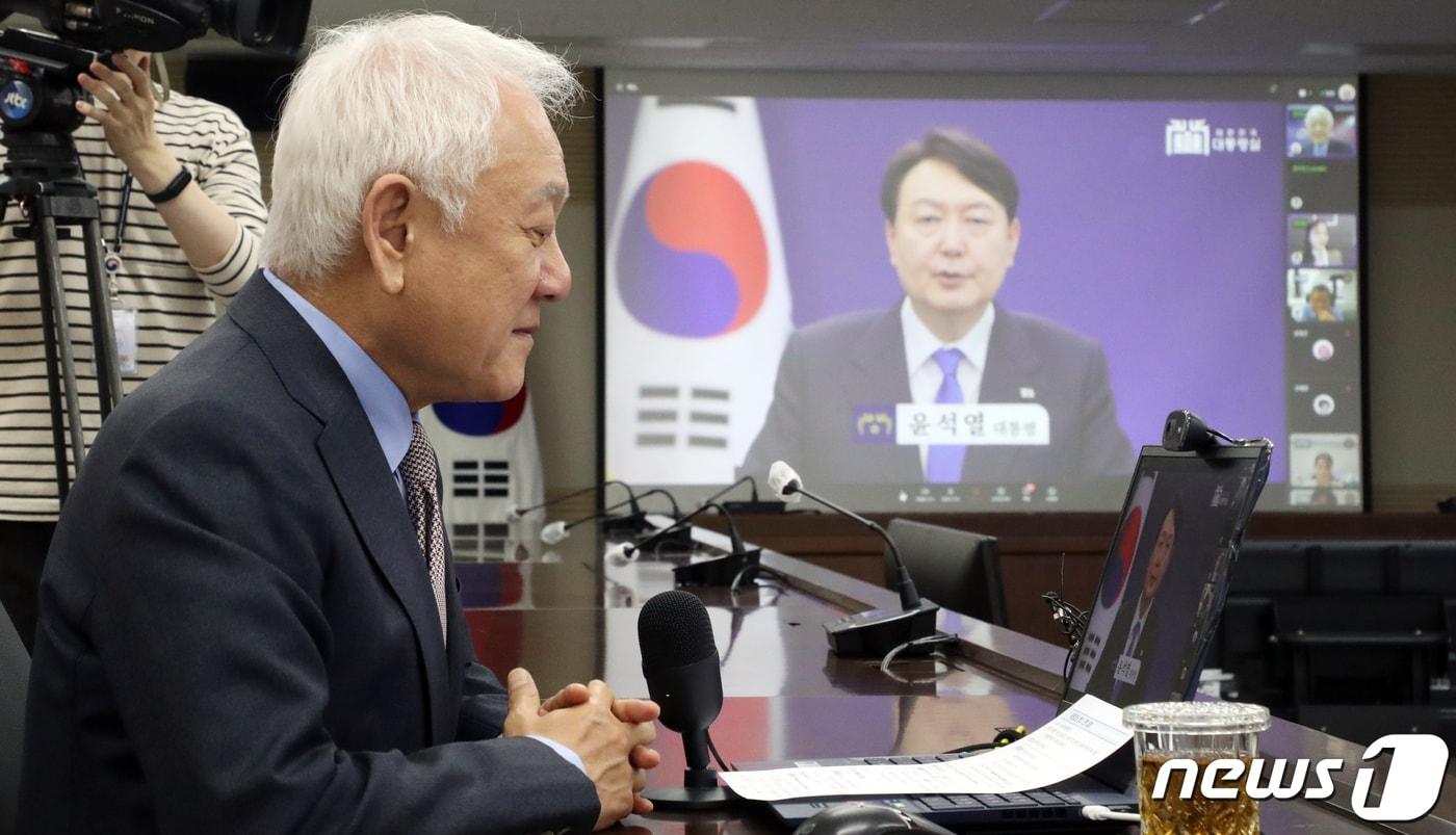 본문 이미지 - 김한길 국민통합위원회 위원장이 지난 425일 서울 종로구 세종대로 정부서울청사에서 열린 메타버스를 활용한 청년마당 온라인 발대식에서 윤석열 대통령의 축하 영상을 보고 있다. 2023.4.25/뉴스1 ⓒ News1 김명섭 기자