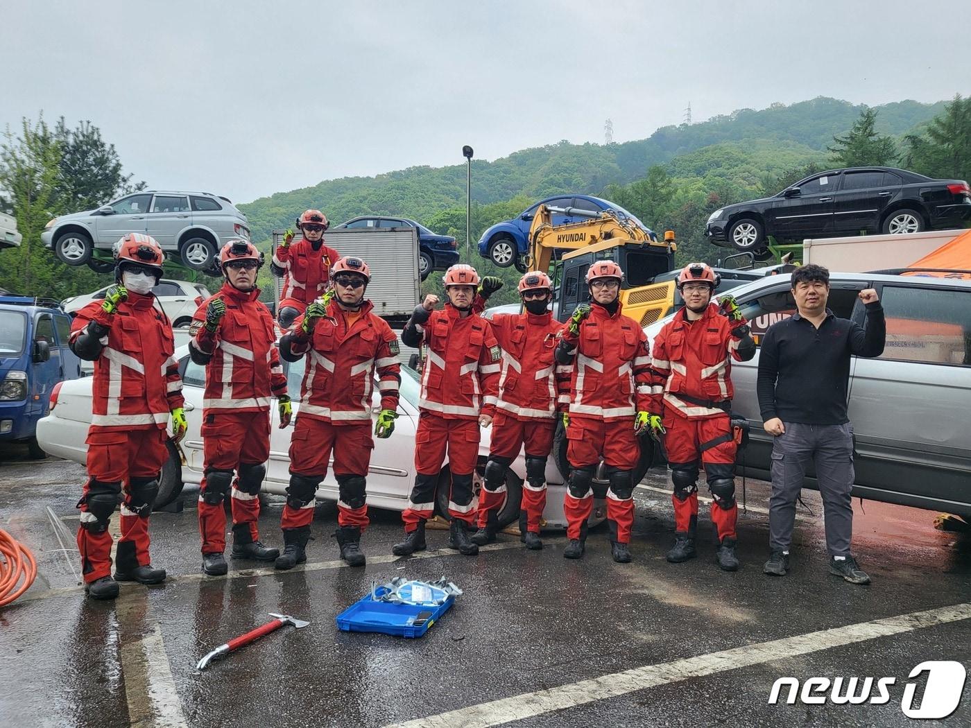 본문 이미지 - 동강그린모터스에서 교통사고대비 차량 인명구조 훈련을 진행한 소방대원들