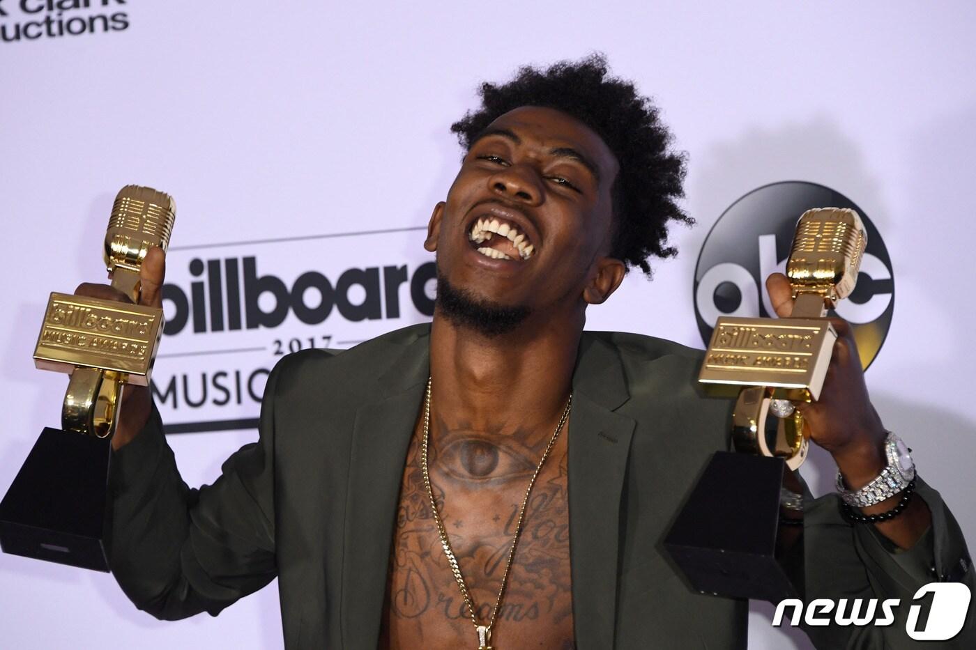 본문 이미지 - 미국의 유명 래퍼 디자이너가 2017년 빌보드 상을 수상하고 포즈를 취하고 있다. ⓒ AFP=뉴스1 ⓒ News1 박형기 기자
