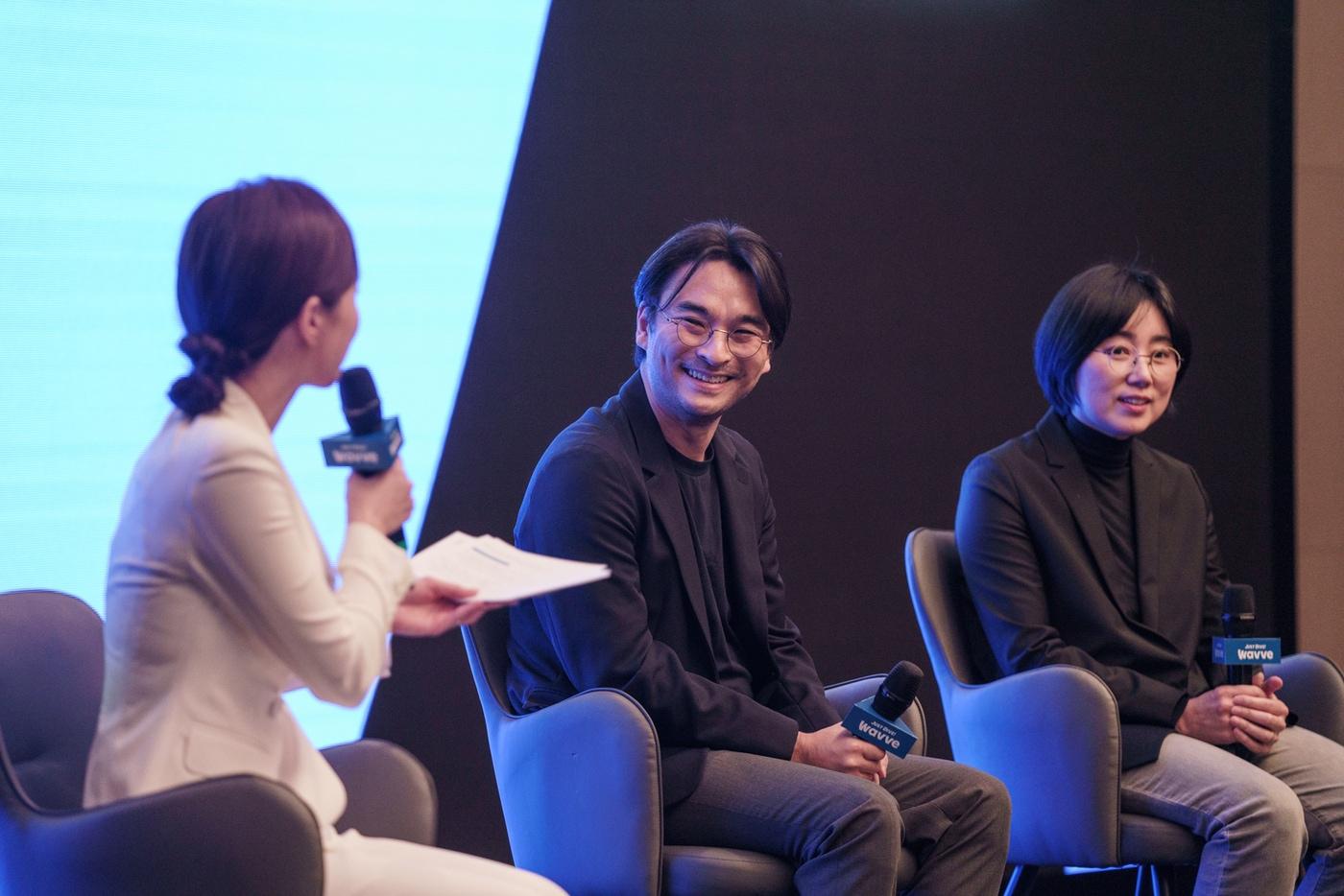 25일 열린 2023 웨이브 콘텐츠 라인업 설명회에서 박지민 아나운서(왼쪽)가 하준원 감독(중간), 권미경 스튜디오N 대표(오른쪽)와 이야기를 나누고 있다. / 사진제공=웨이브