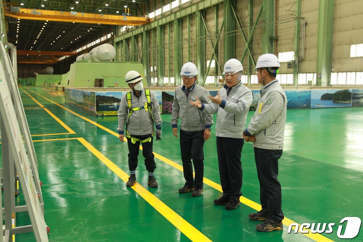 본문 이미지 - 25일 김회천 한국남동발전 사장이 삼천포발전본부를 방문해 주요 시설과 안전관리 이행 상태를 점검하고 있다.(삼천포발전본부 제공)