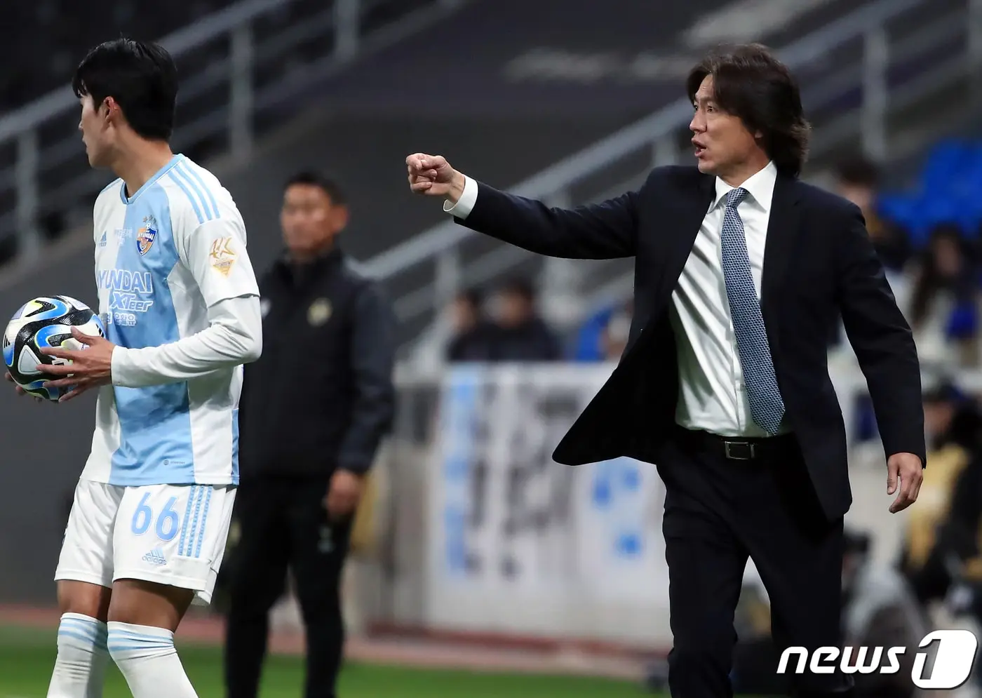 본문 이미지 - 홍명보 울산현대 감독이 25일 오후 인천광역시 중구 도원동 인천축구전용경기장에서 열린 하나원큐 K리그1 9라운드 인천유나이티드와 울산현대의 경기에서 작전 지시를 하고 있다. 2023.4.25/뉴스1 ⓒ News1 박정호 기자