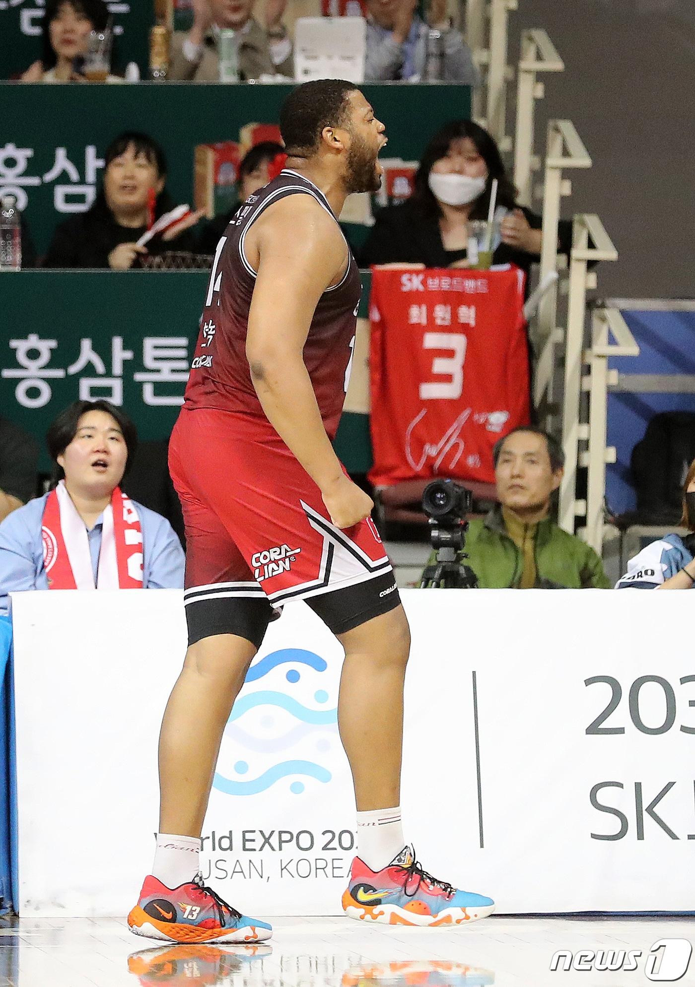 본문 이미지 - 25일 경기도 안양실내체육관에서 열린 2022-2023 SKT 에이닷 프로농구 챔피언결정전 1차전 안양 KGC와 서울 SK와의 경기, 안양 KGC 스펠맨이 4쿼터 추가 자유투를 얻어내는 득점에 성공 후 포효하고 있다. 2023.4.25/뉴스1 ⓒ News1 김진환 기자