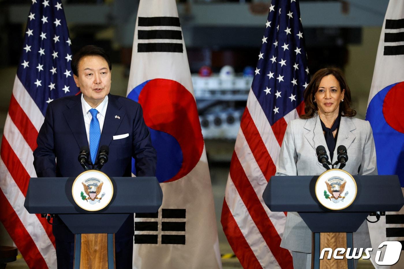 본문 이미지 - 윤석열 대통령과 카멀라 해리스 미 부통령이 25일(현지시간) 미국 메릴랜드주 그린벨트에 있는 나사 고다드 우주비행센터를 방문해 연설을 하고 있다. ⓒ 로이터=뉴스1 ⓒ News1 김현 특파원