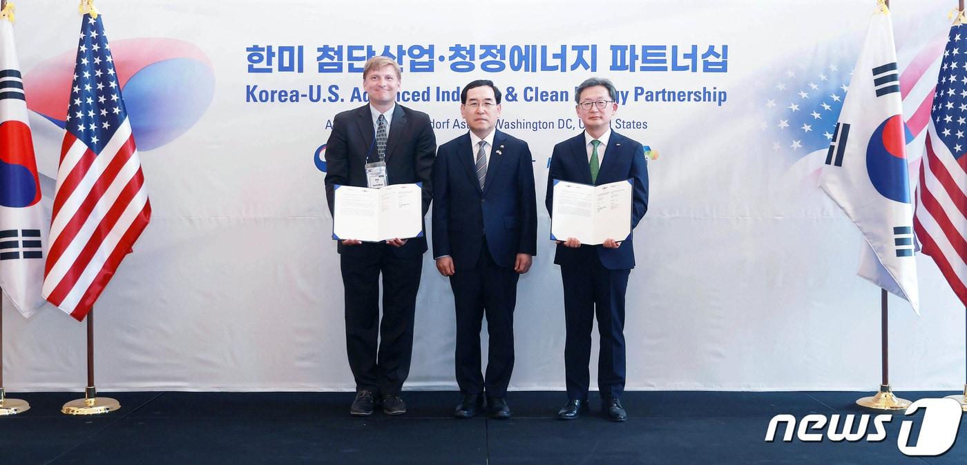 본문 이미지 - 이창양 산업통상자원부 장관이 25일(현지시간) 미국 워싱턴에서 '한미 첨단산업-청정에너지 파트너십 업무협약(MOU)체결식'에 참석했다.(산업부 제공)