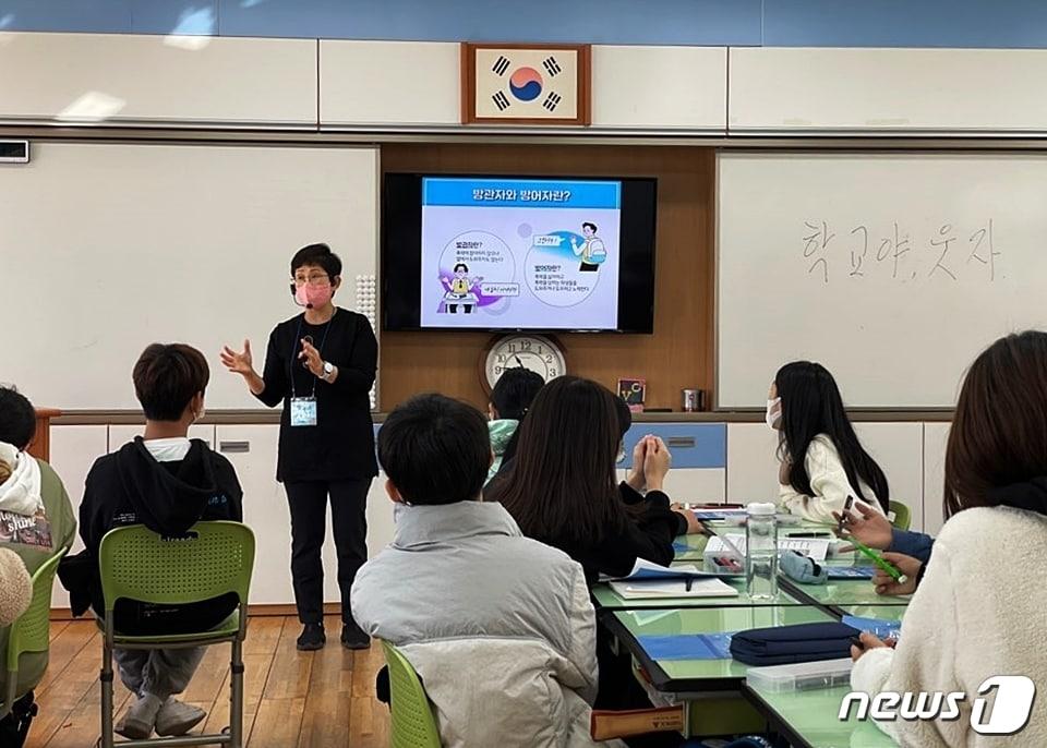 본문 이미지 - LG생활건강은 올해도 폭력 없는 세상을 만들기 위한 '더불U 캠페인'에 나선다.(LG생활건강제공)