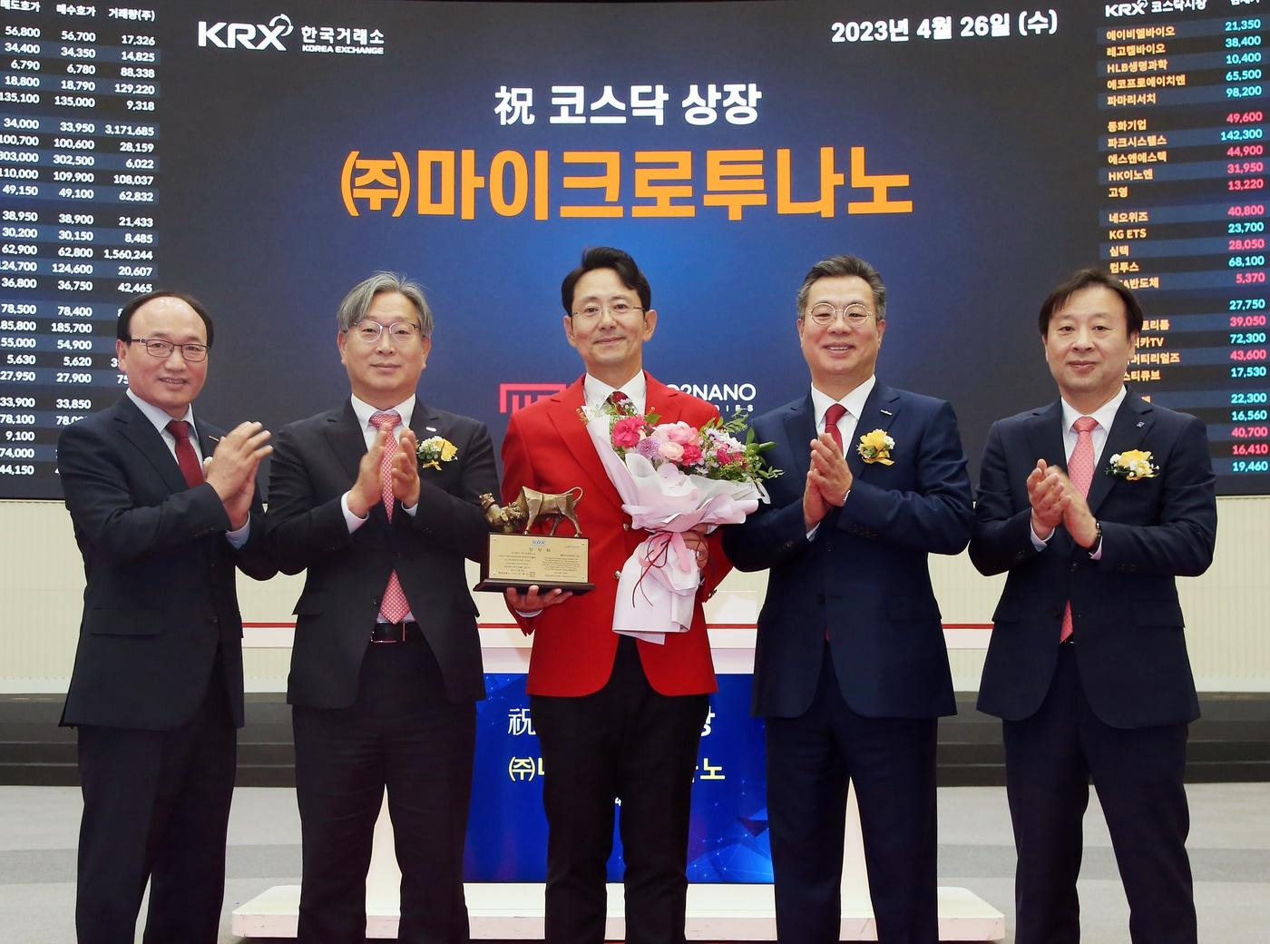 본문 이미지 - 26일 오전 9시 한국거래소 서울사옥 홍보관에서 마이크로투나노의 코스닥 상장기념식을 개최했다. (왼쪽부터) 강왕락 코스닥협회 부회장, 홍순욱 한국거래소 코스닥시장본부장, 황규호 마이크로투나노 대표이사, 정일문 한국투자증권 대표이사, 유도석 한국IR협의회 상무 (한국거래소 제공)