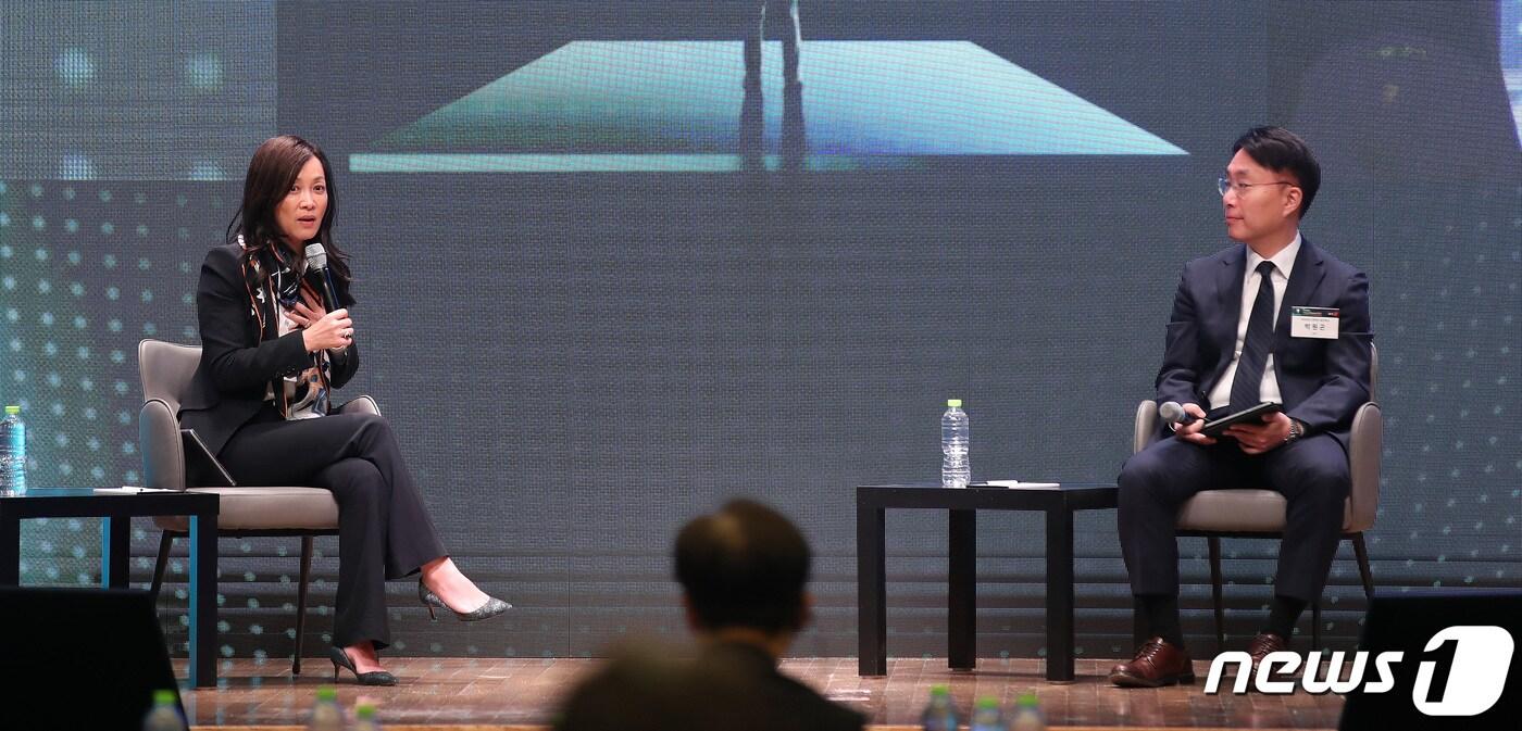 수미 테리 미국 우드로 윌슨센터 아시아국장(왼쪽)과 박원곤 이화여대 북한학과 교수가 26일 서울 중구 대한상공회의소 국제회의장에서 열린 '뉴스1 미래포럼 2023'에 참석, '북핵과 한반도 정세 전망'을 주제로 대담하고 있다. 2023.4.26/뉴스1 ⓒ News1 박지혜 기자