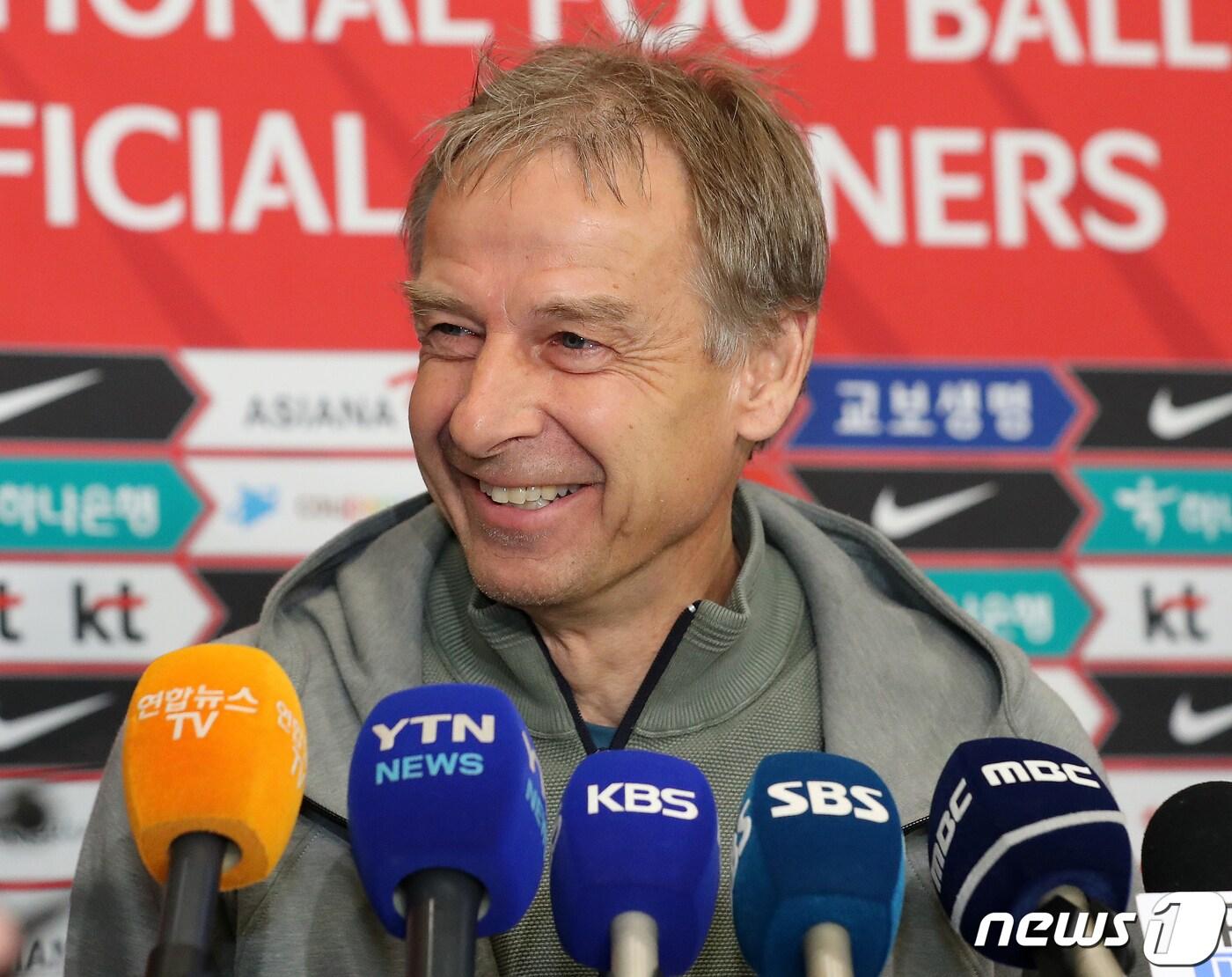본문 이미지 - 유럽파 점검을 마친 위르겐 클린스만 대한민국 축구 국가대표팀 감독이 26일 오전 인천국제공항을 통해 입국 후 취재진과 인터뷰를 하고 있다.  2023.4.26/뉴스1 ⓒ News1 김진환 기자