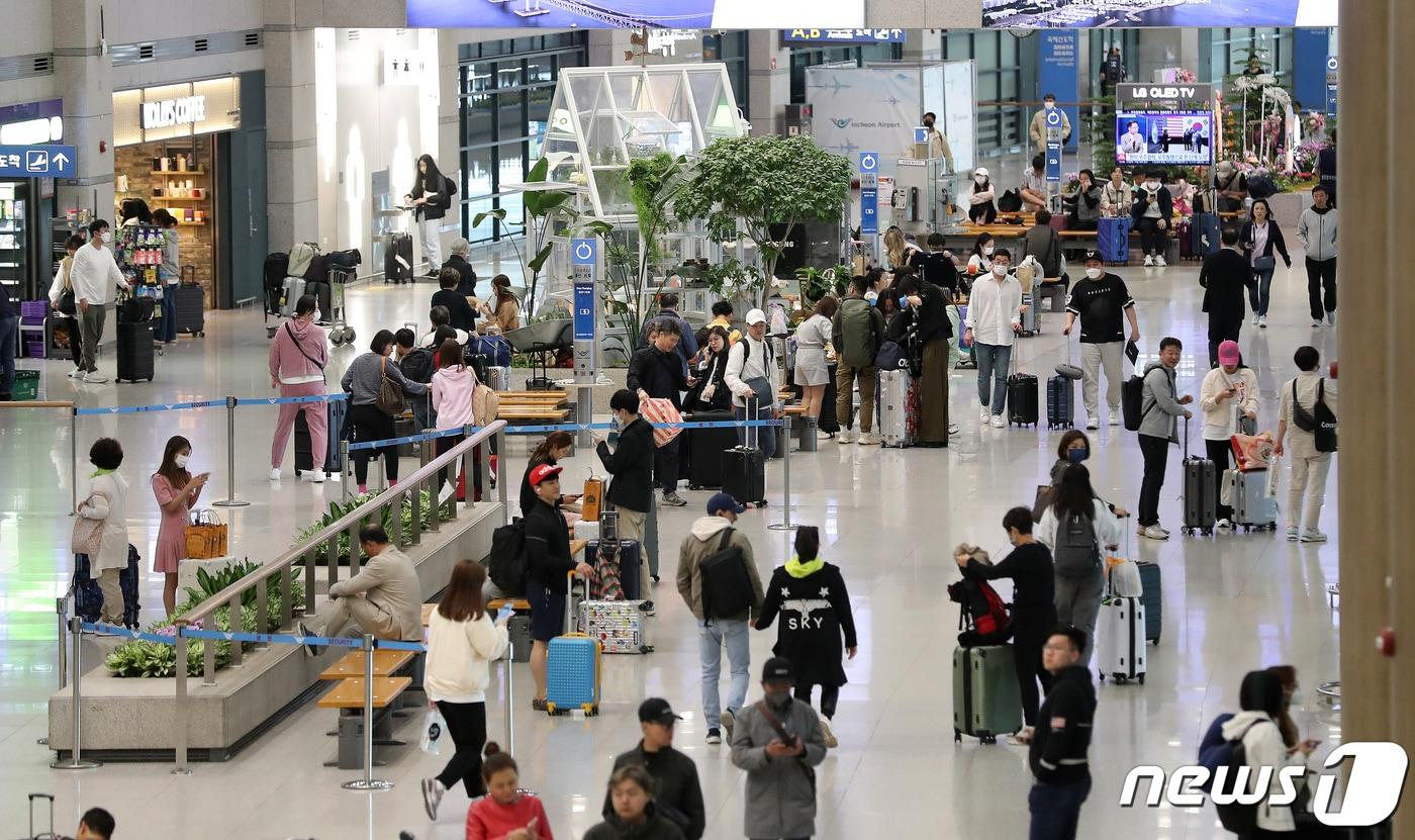 본문 이미지 - 인천국제공항 입국장의 모습. 2023.4.26/뉴스1 ⓒ News1 김진환 기자