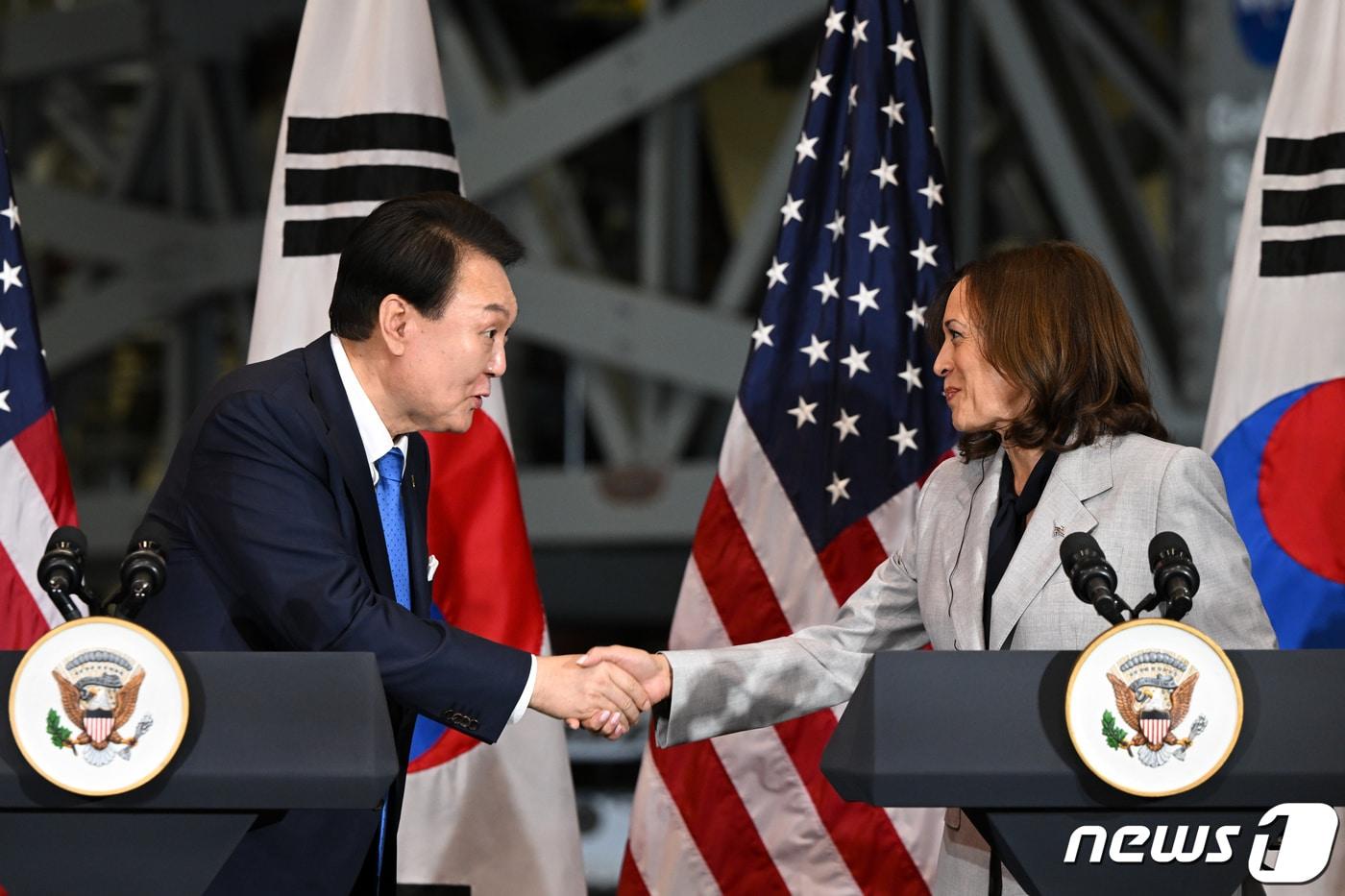 본문 이미지 - 윤석열 대통령이 25일(현지시간) 워싱턴DC 인근의 미 항공우주국(NASA) 고다드 우주비행센터에서 열린 카멀라 해리스 미국 부통령과의 공동 연설에서 악수를 나누고 있다. (대통령실 제공) 2023.4.26/뉴스1 ⓒ News1 오대일 기자