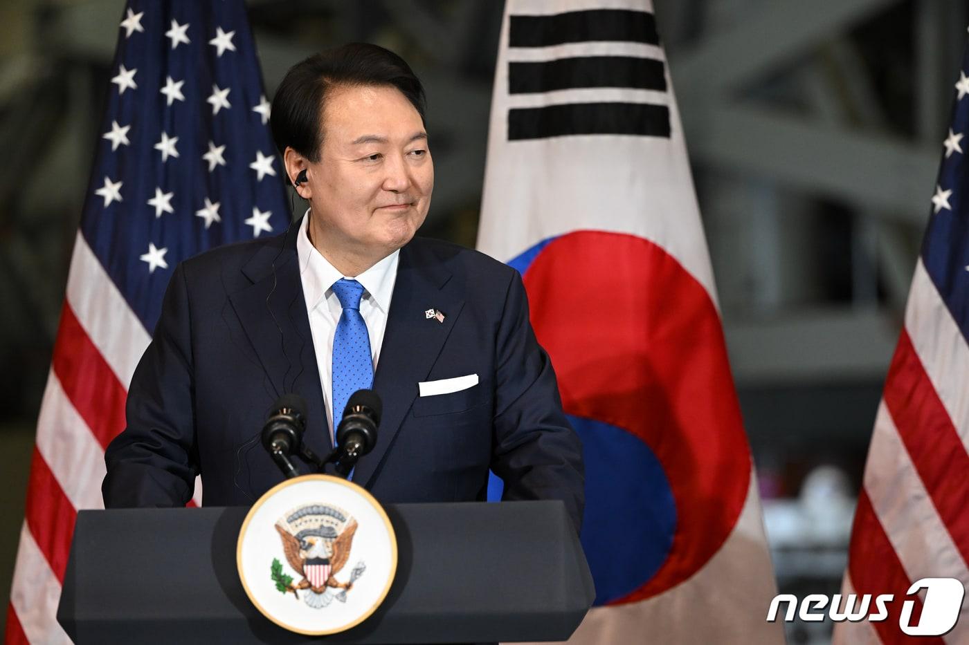 본문 이미지 - 윤석열 대통령이 25일(현지시간) 워싱턴DC 인근의 미 항공우주국(NASA) 고다드 우주비행센터를 방문해 연설을 하고 있다. (대통령실 홈페이지) 2023.4.26/뉴스1 ⓒ News1 오대일 기자
