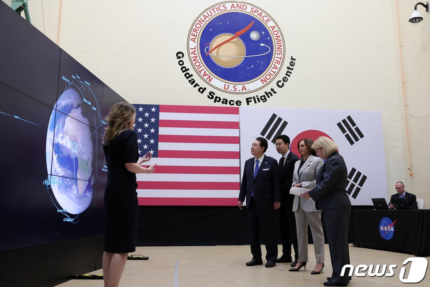 윤석열 대통령이 25일&#40;현지시간&#41; 워싱턴DC 인근의 미 항공우주국&#40;NASA&#41; 고다드 우주비행센터를 방문, 카멀라 해리스 미국 부통령 등 참석자들과 브리핑을 듣고 있다. &#40;대통령실 홈페이지&#41; 2023.4.26/뉴스1 ⓒ News1 오대일 기자