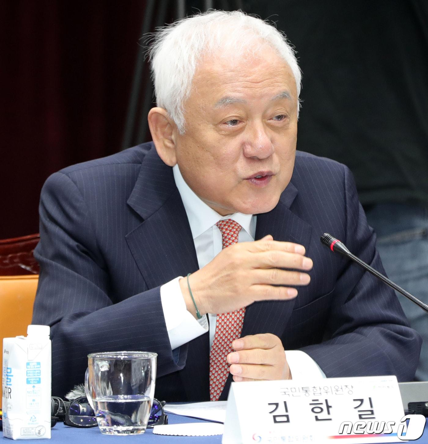 본문 이미지 - 김한길 국민통합위원장이 26일 전북 전주시 전북도청 대회의실에서 열린 '국민통합위-전북도-전북도의회 업무협약 및 지역협의회 출범식'에서 인사말을 하고 있다. 2023.4.26/뉴스1 ⓒ News1 유경석 기자