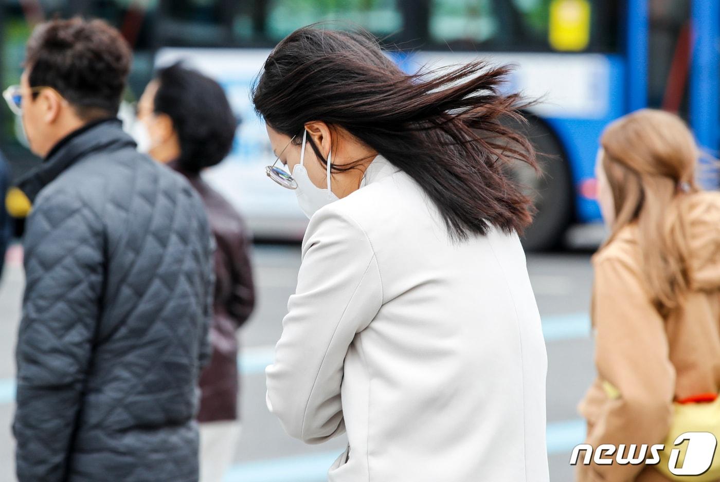 본문 이미지 - 비가 그치고 쌀쌀한 날씨를 보인 26일 서울 시내 한 거리에서 시민의 머리카락이 바람에 날리고 있다. 2023.4.26/뉴스1 ⓒ News1 김도우 기자