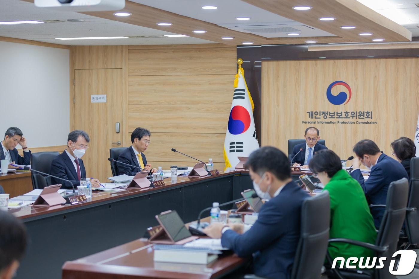 고학수 개인정보보호위원회 위원장이 4월 26일 오전 서울 종로구 정부서울청사에서 개최된 제7회 개인정보보호위원회 전체회의를 진행하고 있다.(개인정보위 제공)/