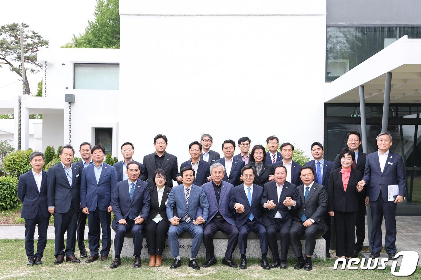 본문 이미지 - 김동연 경기도지사는 26일 수원시 팔달구 도담소에서 경기도의회 안전행정위원회 소속 의원 13명과 간담회를 가졌다.(경기도 제공)