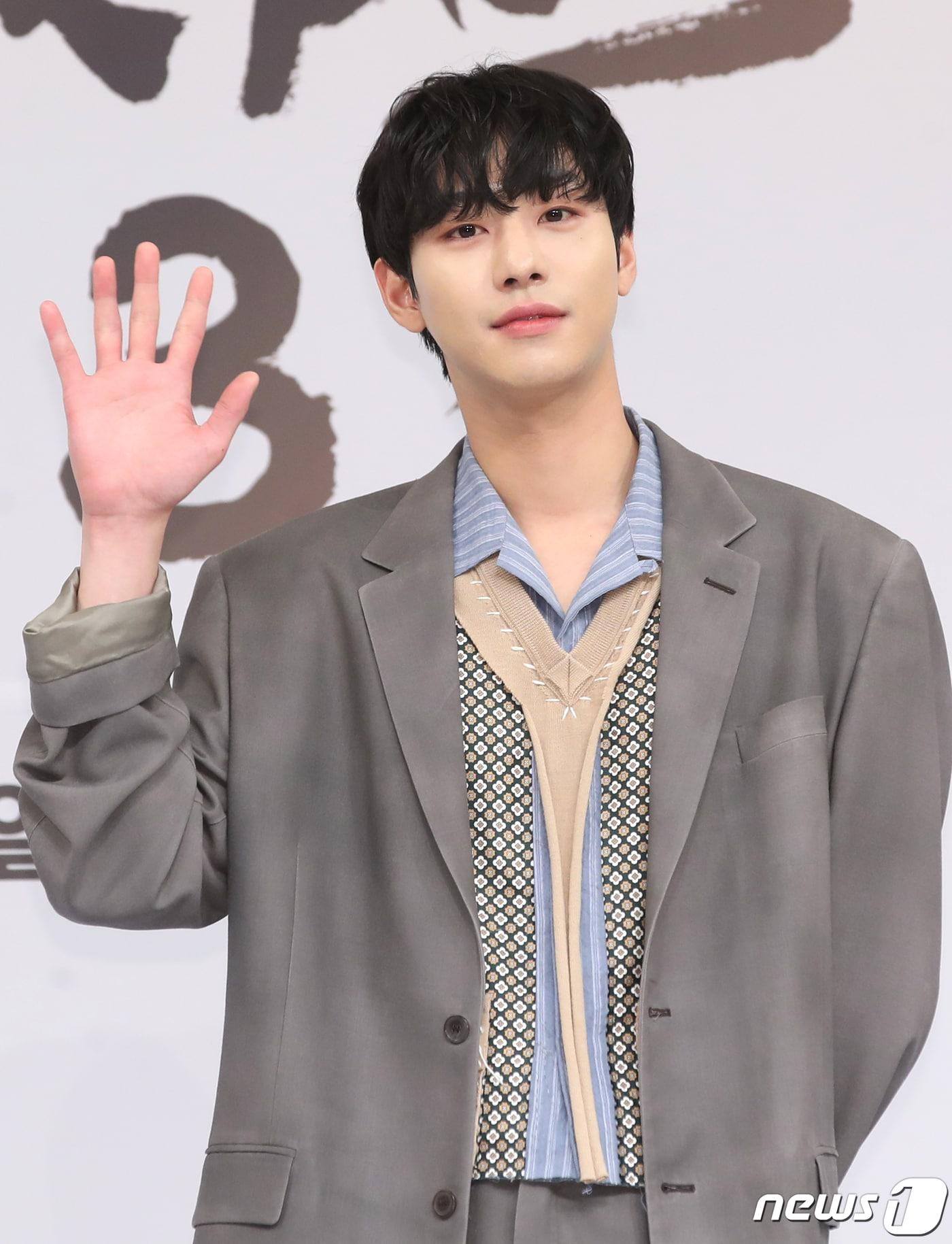 본문 이미지 - 배우 안효섭이 26일 서울 양천구 SBS에서 열린 SBS 금토드라마 '낭만닥터 김사부3' 제작발표회에서 포즈를 취하고 있다. '낭만닥터 김사부3'은 지방의 초라한 돌담병원을 배경으로 벌어지는 의사들의 이야기를 다룬 작품이다. 2023.4.26/뉴스1 ⓒ News1 권현진 기자