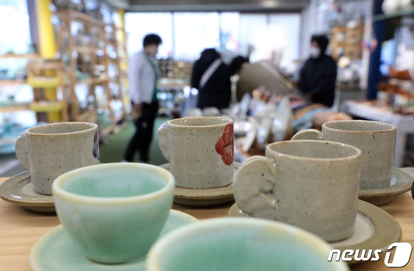 본문 이미지 - 26일 오후 경기 이천시 신둔면 이천도자예술마을(예스파크)에서 열린 '제37회 이천도자기축제'를 찾은 시민들이 도자공방에서 다양한 도자기들을 구경하고 있다. 이번 축제는 4월 26일부터 5월 7일까지 이천도자예술마을(예스파크)과 사기막골 도예촌에서 진행된다. 2023.4.26/뉴스1 ⓒ News1 김영운 기자