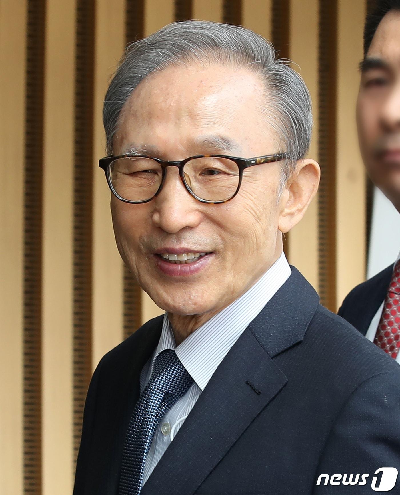 본문 이미지 - 이명박 전 대통령과 부인 김윤옥 여사가 26일 오후 연극 ‘파우스트’를 관람하기 위해 서울 강서구 LG아트센터에 들어서며 미소를 짓고 있다. 2023.4.26/뉴스1 ⓒ News1 김진환 기자