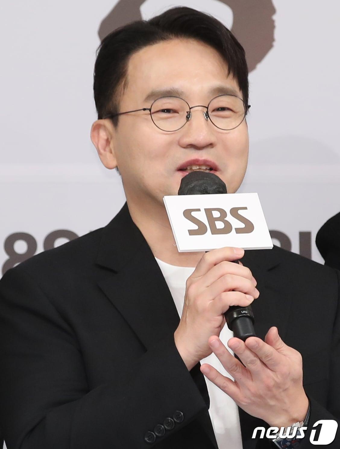 본문 이미지 - 유인식 PD가 26일 서울 양천구 SBS에서 열린 SBS 금토드라마 '낭만닥터 김사부3' 제작발표회에서 인사말을 하고 있다. '낭만닥터 김사부3'은 지방의 초라한 돌담병원을 배경으로 벌어지는 의사들의 이야기를 다룬 작품이다. 2023.4.26/뉴스1 ⓒ News1 권현진 기자